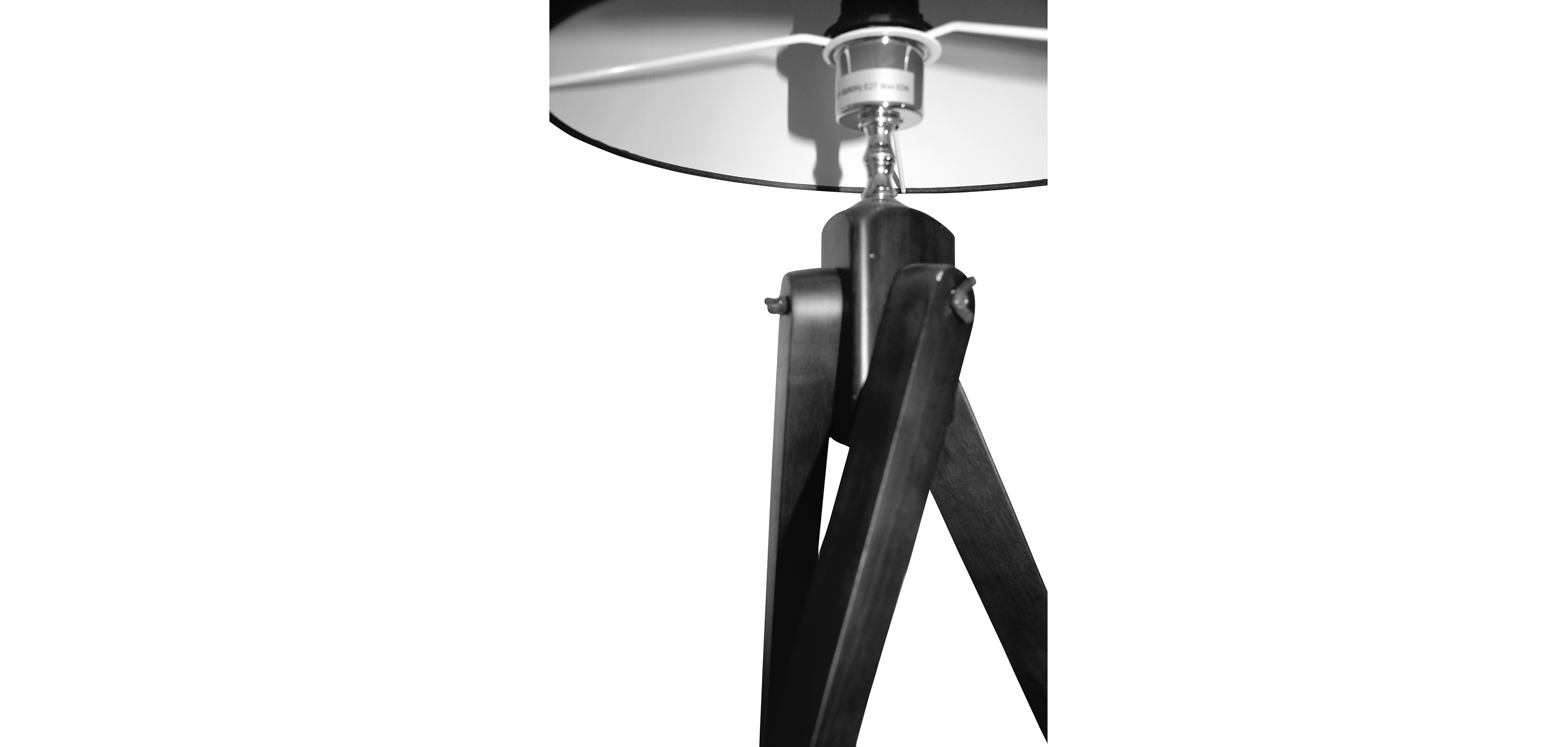 Stativ-schreibtischlampe mit holzsockel und nordischem stil