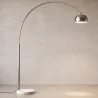 Gewölbte Metall-Stehlampe mit rundem Marmorfuß – Arko image 7
